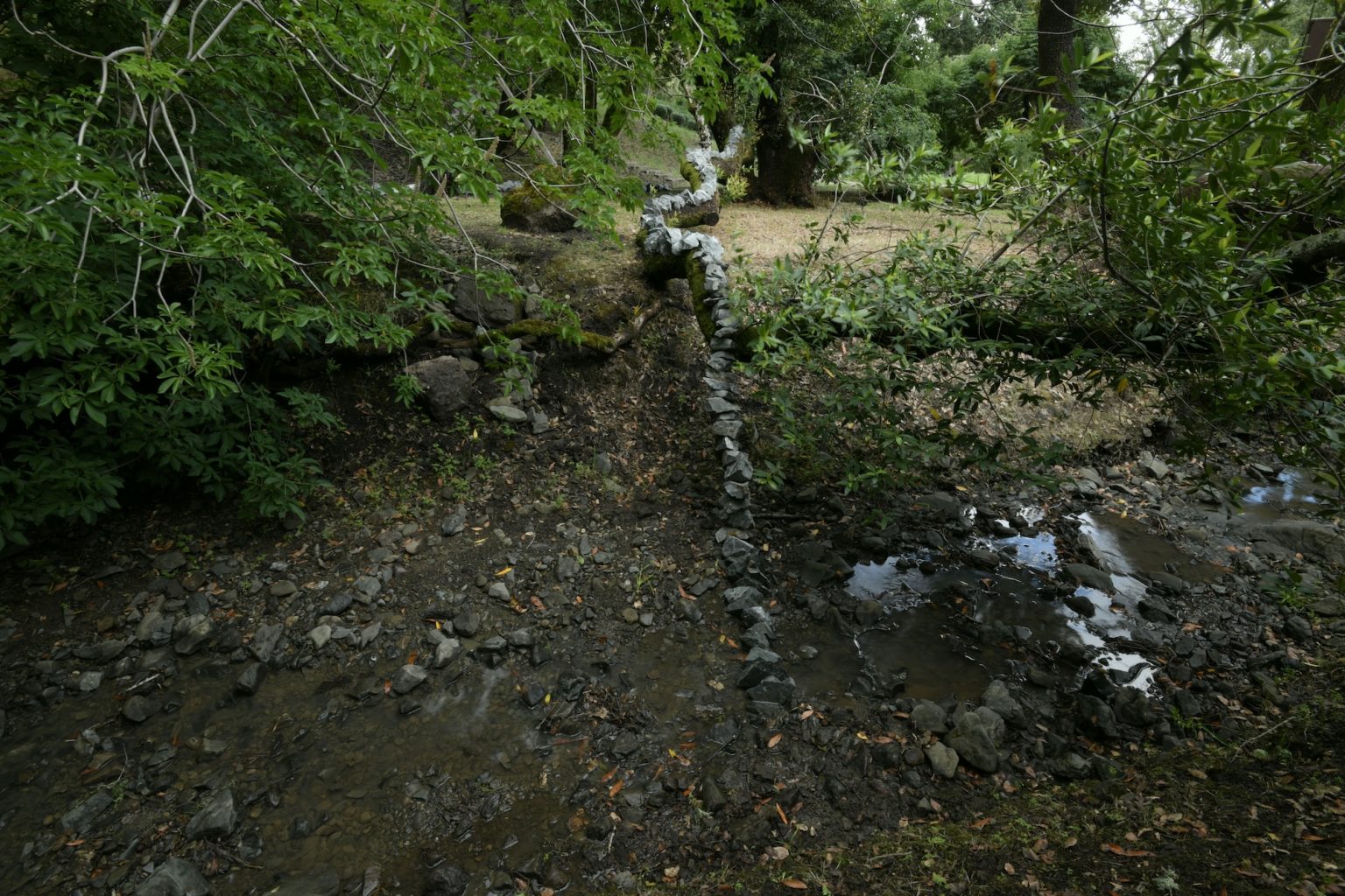 Andy Goldsworthy – Stones drawn through a tree